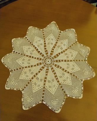 Centrotavola fatto a uncinetto 