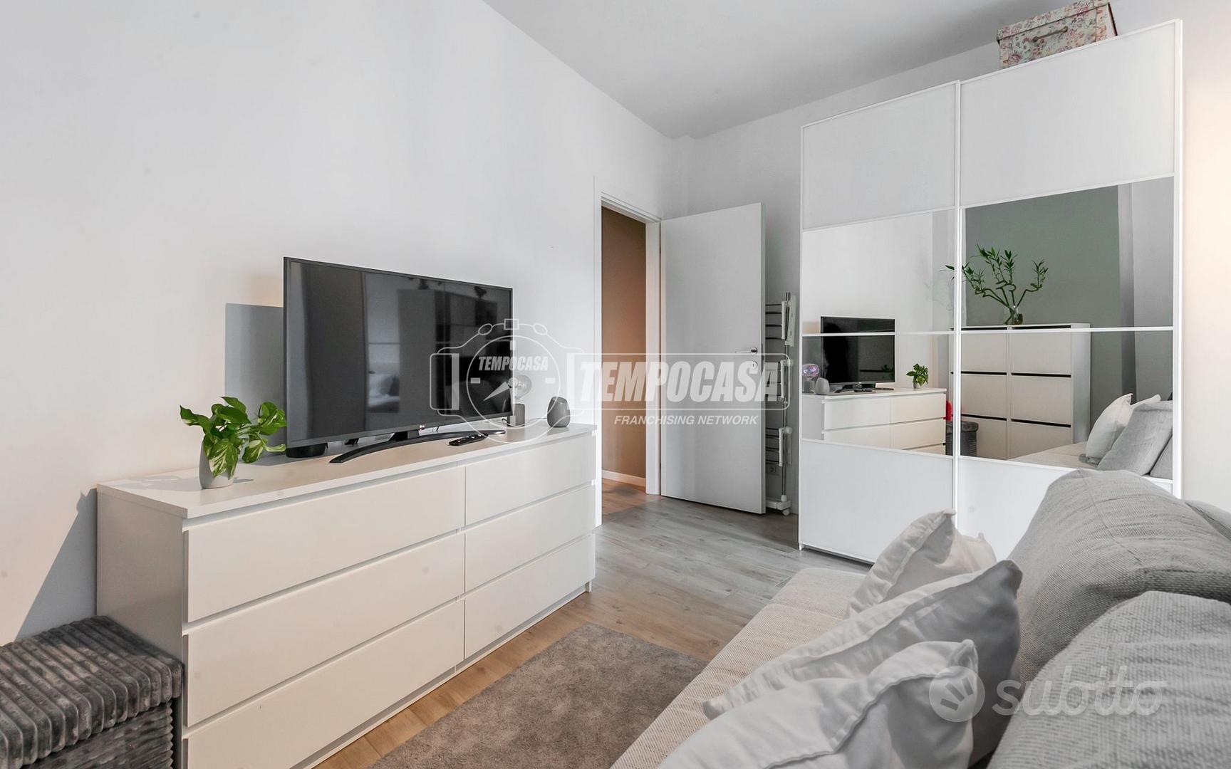 Apartment in Milano, Derganino, Municipio 9 - Altro