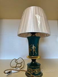 Lampada vintage decorativa con figure classiche de