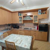 cucina con tavolo e 4 sedie