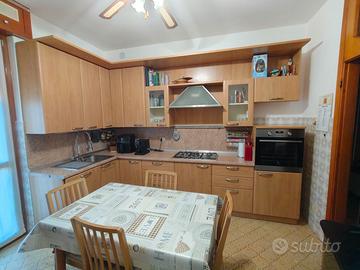 cucina con tavolo e 4 sedie