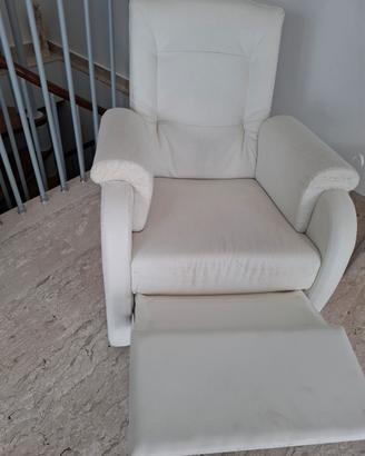 poltrona con alza piedi