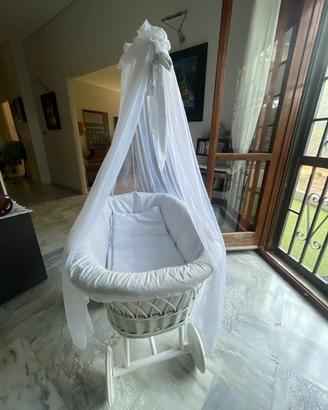Culla in vimini bianca con velo e supporto a ruote