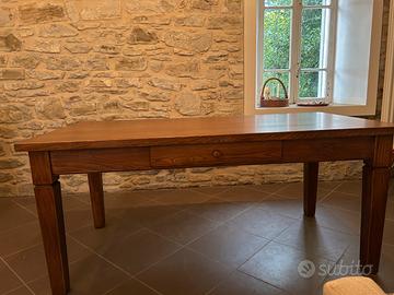 Tavolo in noce. Artigianale