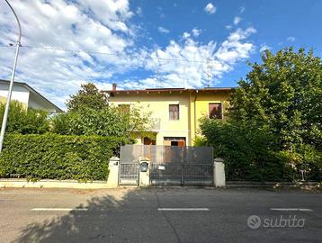 PORZIONE DI BIFAMILIARE A MEDOLLA