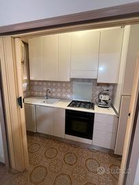 Cucina con elettrodestici