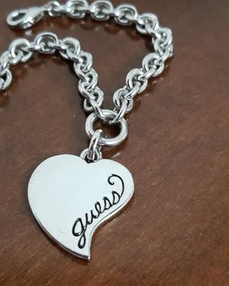 Bracciale Guess acciaio con cuore e logo rosso