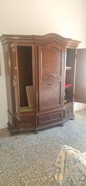 armadio in legno e letto in legno vintage
