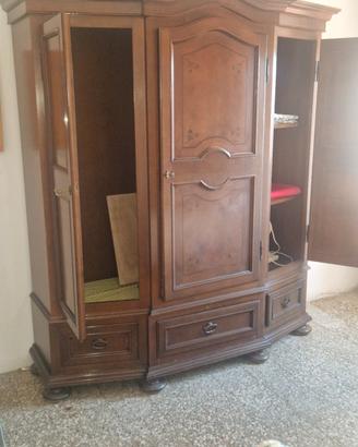 armadio in legno e letto in legno vintage