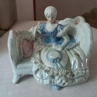 Lady vittoriana sul divano in porcellana 