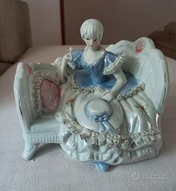 Lady vittoriana sul divano in porcellana 