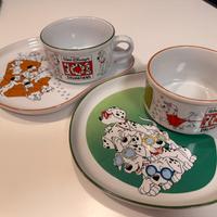 Coppia di tazze colazione con piatto