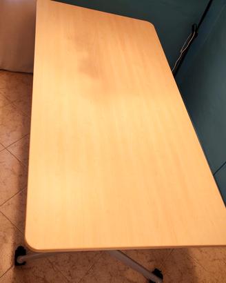 Tavolo ripiegabile con ruote