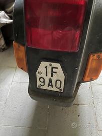 Vespa 50 v di colore nero