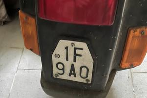 Vespa 50 v di colore nero