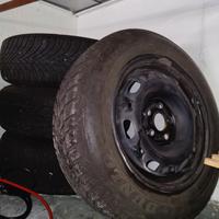 Pneumatici invernali con cerchi in ferro e coprice