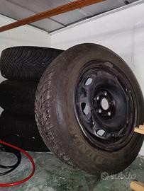 Pneumatici invernali con cerchi in ferro e coprice