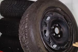 Pneumatici invernali con cerchi in ferro e coprice