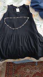 Vestito nero smanicato con cintura a cuori
