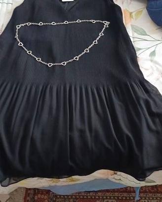 Vestito nero smanicato con cintura a cuori