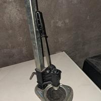 Tappatrice a leva per tappi a corona
