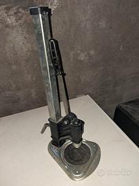 Tappatrice a leva per tappi a corona