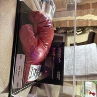 Guantone da boxe rosso firmato da Mike Tyson