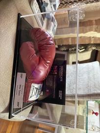 Guantone da boxe rosso firmato da Mike Tyson