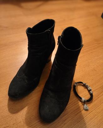Stivaletti neri scamosciati  + bracciale
