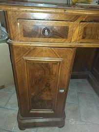 Scrivania e vetrinetta 