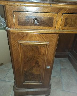 Scrivania e vetrinetta 