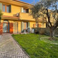 VILLA A SCHIERA A SELVAZZANO DENTRO