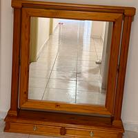 Specchiera in legno con cassettini