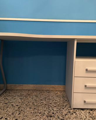 Scrivania completa di sedia