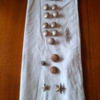 Antichi bottoni divisa con spilla e stellette