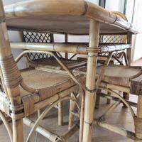 Tavolo e sedie in rattan