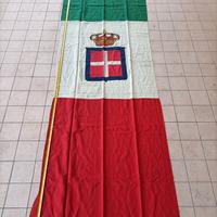 Stendardo coronato no elmetto tedesco