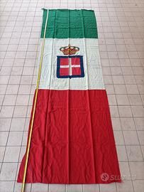 Stendardo coronato no elmetto tedesco