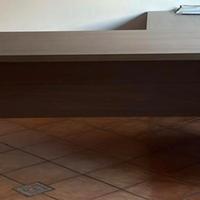 scrivania direzionale e mobile da ufficio