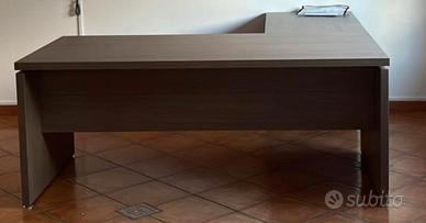 scrivania direzionale e mobile da ufficio