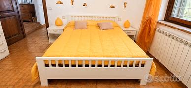 Letto matrimoniale e comodini