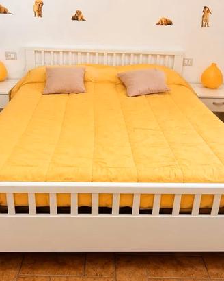 Letto matrimoniale e comodini