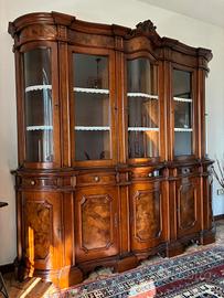 Sala da pranzo: credenza/vetrina, tavolo con sedie