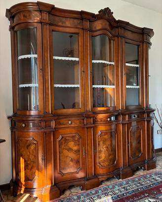 Sala da pranzo: credenza/vetrina, tavolo con sedie