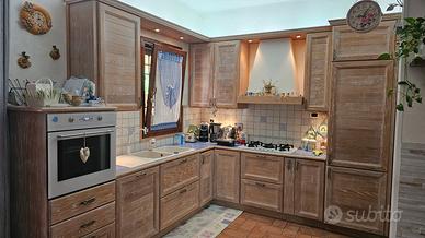 Cucina completa creata da falegname