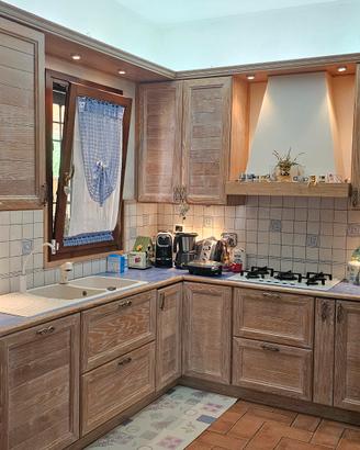 Cucina completa creata da falegname