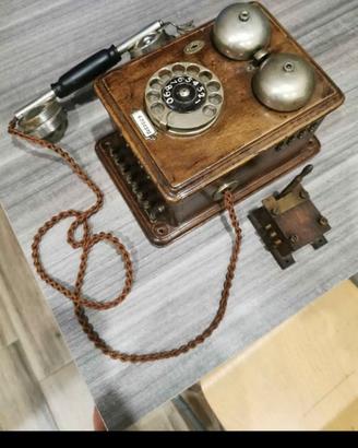 Telefono Antico a Muro in Legno con Disco