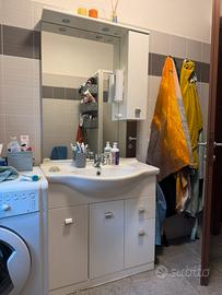 Mobile bagno completo di lavabo e specchio