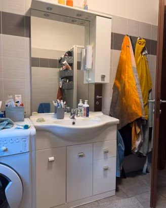 Mobile bagno completo di lavabo e specchio