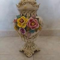 vasi antichi con fiori in rilievo 